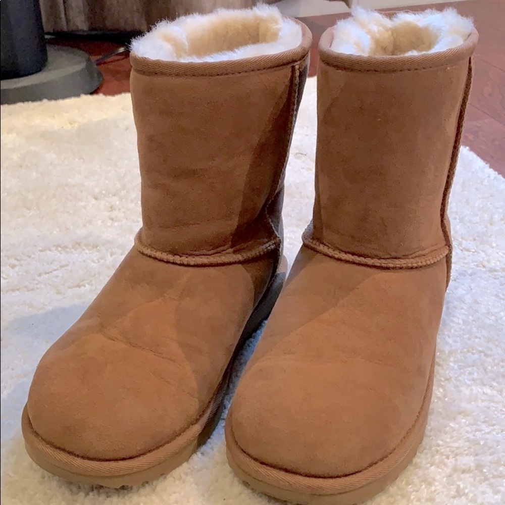 Ugg classic short boots (big girl 6=women us7)